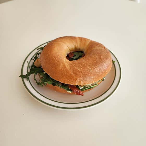 바질어니언크림치즈베이글 메뉴 사진(네이버)