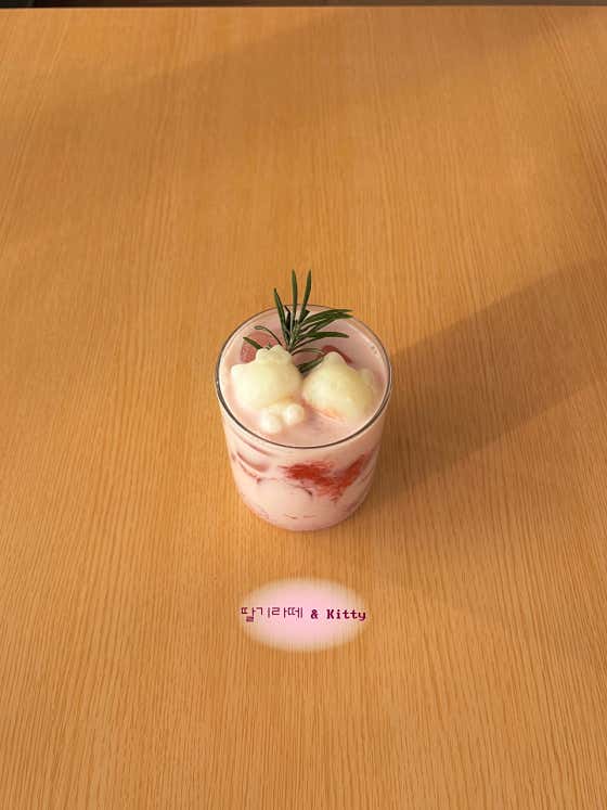 딸기라떼 메뉴 사진(네이버)