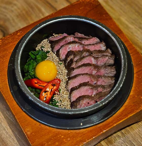 스테이크 솥밥 메뉴 사진(네이버)