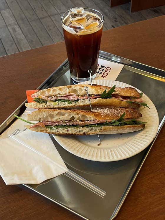 피스타치오 바게트 잠봉 샌드위치 메뉴 사진(네이버)