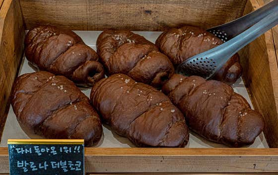 발로나 더블초코 소금빵(리뉴얼) 메뉴 사진(네이버)