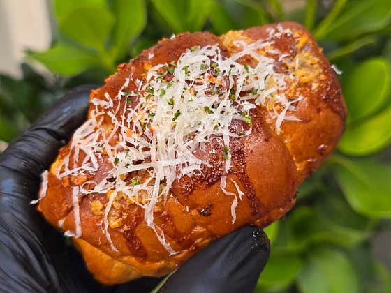 갈릭 치즈 소금빵 메뉴 사진(네이버)