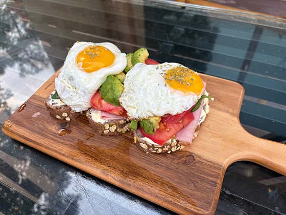 아보카도 오픈 샌드위치 메뉴 사진(네이버)