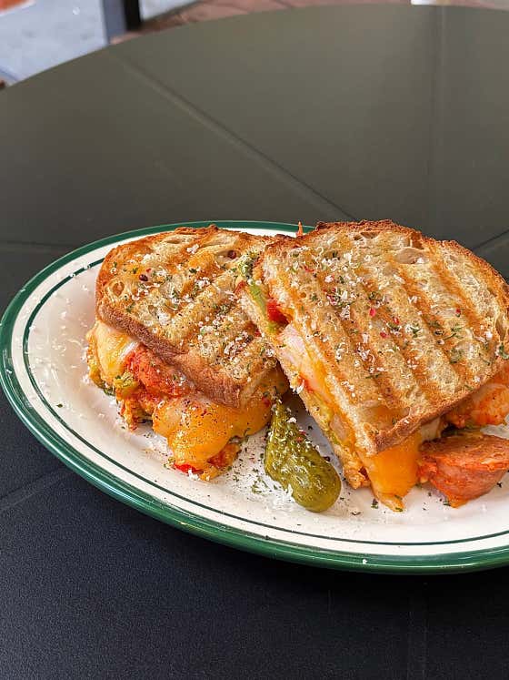 새우 초리조 그릴드 치즈 샌드위치 메뉴 사진(네이버)