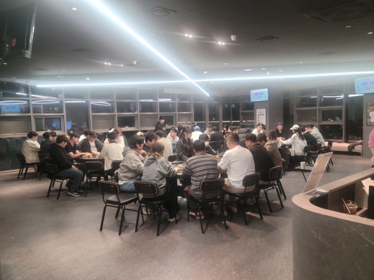 미드나잇 홀덤펍 매장 사진