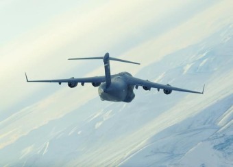 알래스카 일대에서 훈련중인 미 공군 C-17A 수송기