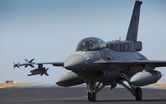 Pitch Black 2010 훈련중인 호주공군 F/A-18과 싱가폴공군 F-16 전투기