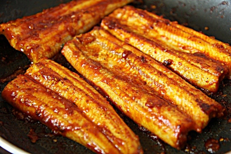 夏の土用の丑の日に食べる栄養豊富な鰻重の写真