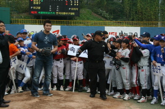 제2회 서울히어로즈기 전국리틀야구대회 개막식에 추신수선수도 함께 by 강승규 대한야구협회장