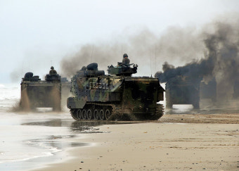 RIMPAC 08 훈련에서 상륙후 해변을 질주하는 미해병대 AAV 강습상륙장갑차