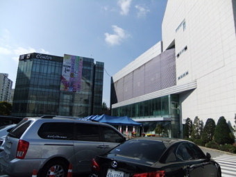 안양시 평촌동 새중앙교회 마당에서