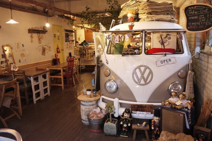 Cafe Hoho Myoll với chiếc xe Volkswagen Combi cổ điển.