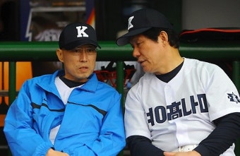 35년 만의 유니폼 최동원 선수와 허구연 감독