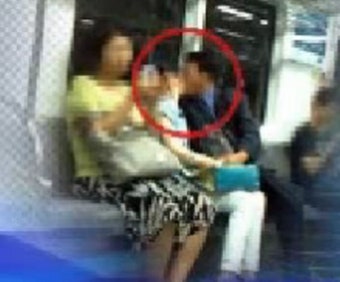 [지하철 여성 성추행 동영상]지하철 성추행 애인인 척 키스 !!
