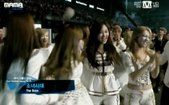 111129 MAMA 소녀시대 여자그룹상&올해의가수상 수상 캡쳐 (소녀시대 움짤)