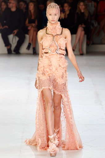 S/S Ready-to-wear in PARIS Collection Alexander McQueen 레디투웨어 파리컬렉션,알렉산더맥퀸컬렉션,알렉산더맥퀸패션쇼
