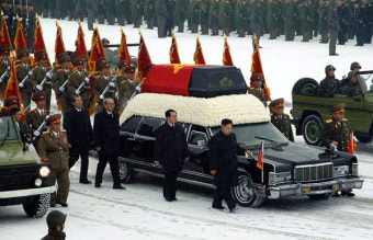김정일 영결식...김정은의 영구차 호위