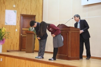 신입생 대표로 선서하는 울 지호,, 이뽀~~