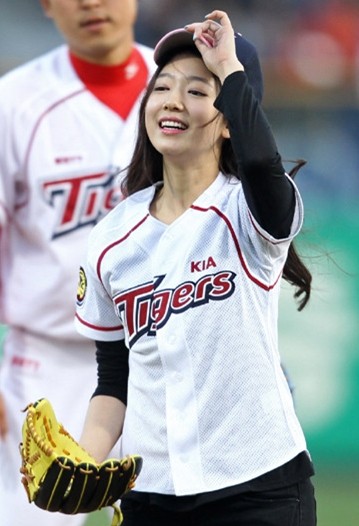 KIA 타이거즈, V13 時작 개막 시리즈 앞둔 박신혜와 김길리 시구 확정
