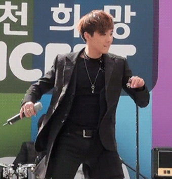 이홍기 손들고서 엉덩이 씰룩씰룻