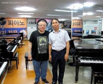 한국 대표 작곡가 김형석씨가 강남피아노를 방문해주셨습니다.