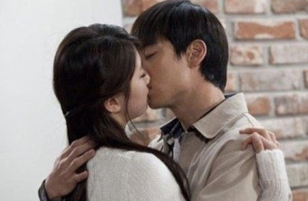 수지 이제훈 밀착키스장면 수지가 먼저 키스를??