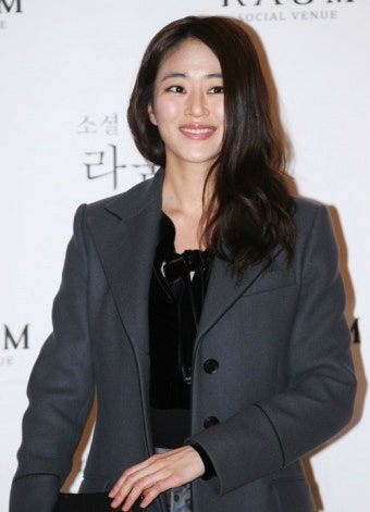 <연예> 소유진  백종원 결혼! - 소유진, 백종원씨와 행복한 결혼식 사진 공개 ‘미소 가득’ / 소유진, 1000여 하객 축하 속에 백종원 대표와 결혼