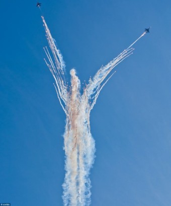 러시아 에어쇼팀이 만든 천사, 수호이(Su)-27 전투기의 멋지 곡예 비행 '조명탄을 발사해 만든 천사'