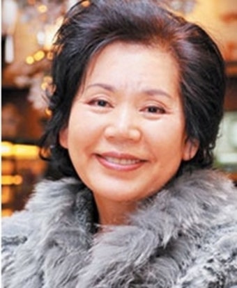 1=윤소정 연극배우, 탤런트] 출생1944년 7월 22일소속사뽀빠이엔터테인먼트가족아버지 윤봉춘, 배우자 오현경, 딸 오지혜데뷔1962년 TBS 1기...