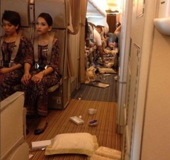 난기류를 만난 후 여객기 속의 풍경[Air turbulence after Singapore Airline plane in side View]