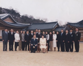 윤석열 대통령, 13개국 주한대사로부터 신임장 수여 후 기념 촬영과 환담 실시