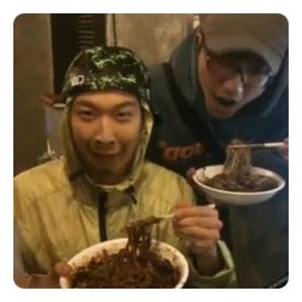 휴일날 베스트 배달음식은 자장면으로 하는걸로~