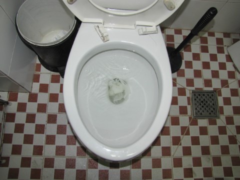 수원시, 화장실 관리 논란에 휩싸인 공공 시설…변기 막힘 사고로 사회적 이슈화 되며 공론화