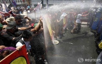 미국 대사관을 향해 행진하는 시위대에 물대포를 쏘는 필리핀 경찰