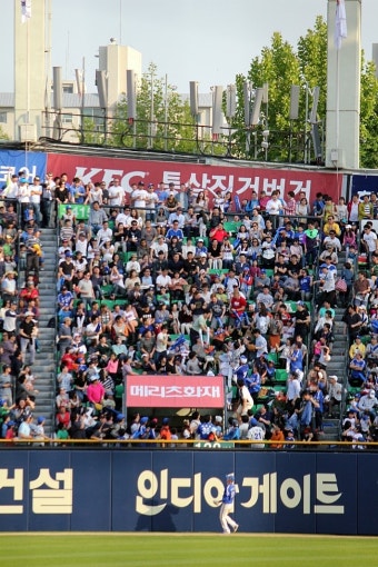 오재원은 흔들어대고...김현수는 홈런을 치고..