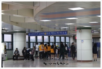 온실가스 1인1톤 줄이기 의왕역 캠페인을 마무리 하면서 역장님과 인증샷...