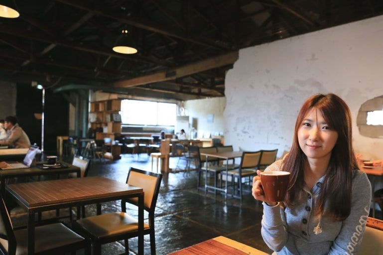 Anthracite Coffee với không gian công nghiệp tối giản.