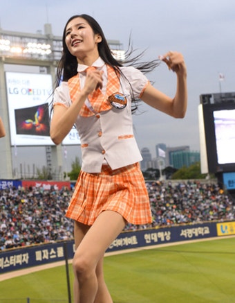 롯데 두산전 박기량 미니 스커트 응원 ~!!!!