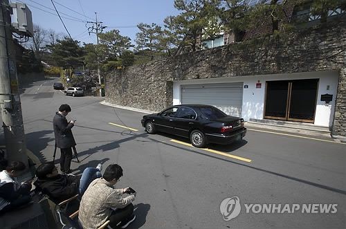 평창동 주택가서 차량 추락사고 발생, 운전미숙 의심 - 운전자와 동승자 최종 병원 이송 (100자)