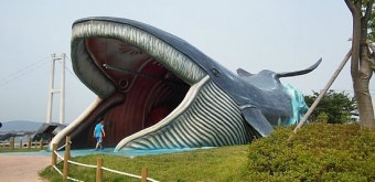 장생포 고래문화마을의 대형 고래 조형물과 산책 동선