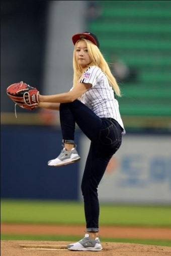 KBO 허구연 해설위원이 인정한 에이핑크 윤보미 역대급 시구 동영상 연예인시구
