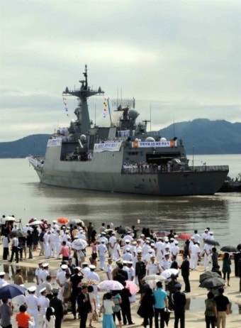 제주해군기지에 이지스구축함 '세종대왕함' 왔다…첫 군함 입항
