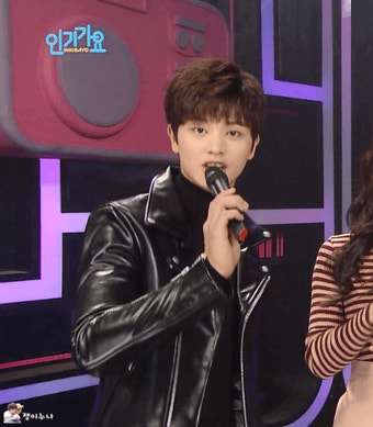 151115 인기가요 육성재 MC 움짤