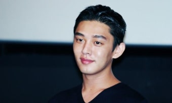 배우 유아인, 청룡영화제 남우주연상 수상