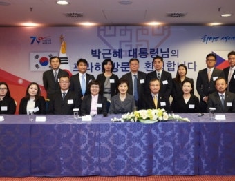 박근혜 대통령, 체코 동포대표 접견 및 체코 총리와 함께 프라하 찰스다리 시찰