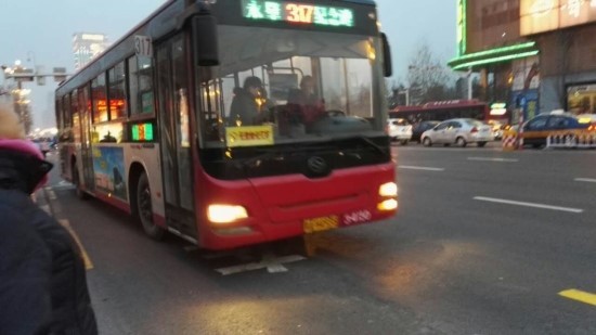 중국 동포 아동 폭염 통학버스 방치 사건, 사회적 논란 일으키며 근본적 이유에 대한 고민 필요