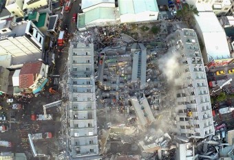 대만 지진으로 타이난 대형건물 붕괴 2016.02.06