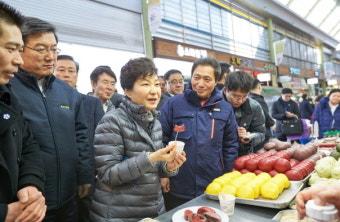박근혜 대통령, 인천 정서진 중앙시장 방문