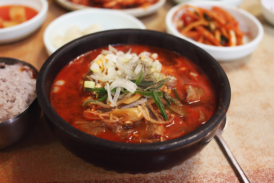 영도 한우육개장과 지역 맛집 소개에 관심 쏠려 현지 음식과 문화를 즐기며 지역 사회와 상호 작용 활발함.