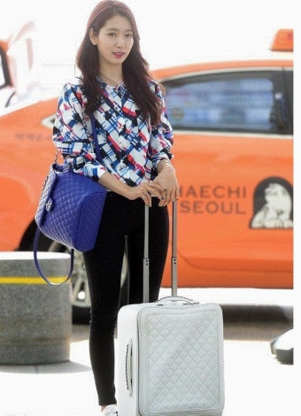 박신혜 고가의 명품백 들고 출국
